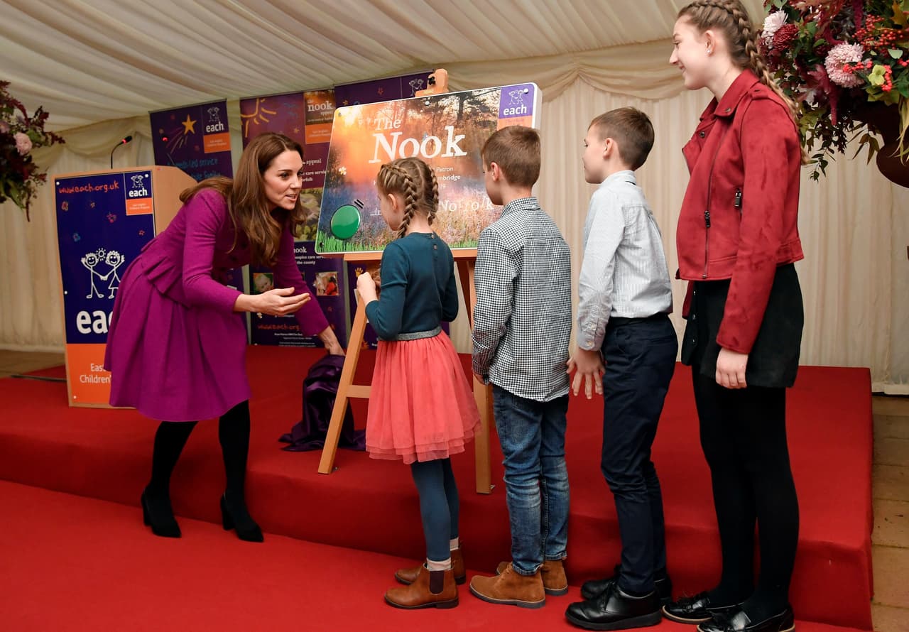 Según
<b><a href="https://people.com/royals/kate-middleton-shows-off-motherly-side-as-she-bonds-with-families-at-opening-of-childrens-hospice/" target="_blank"> People</a></b>, la también madre de tres niños fue recibida por pequeños muy entusiasmados, quienes ondeaban banderas.