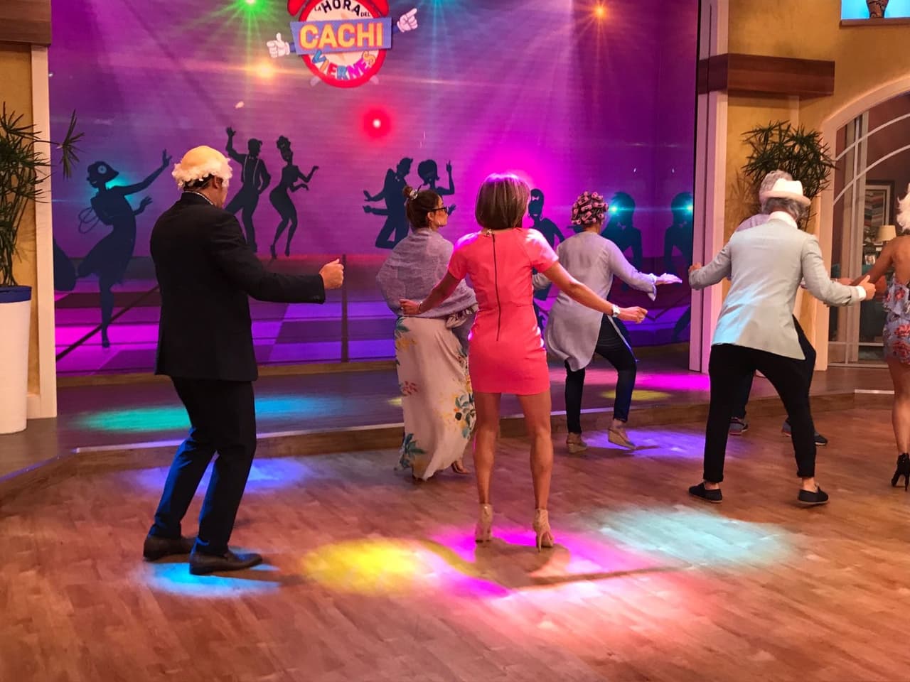 ¡Vuelta, vuelta! Entre giros y mucho ritmo despedimos esta mañana.