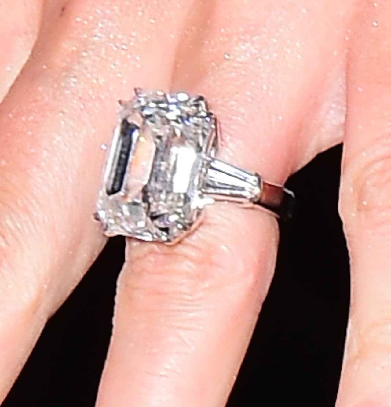 Con el quilataje de este anillo, Mariah ya tiene más brillo en su joyero que cualquier tienda de alhajas.
