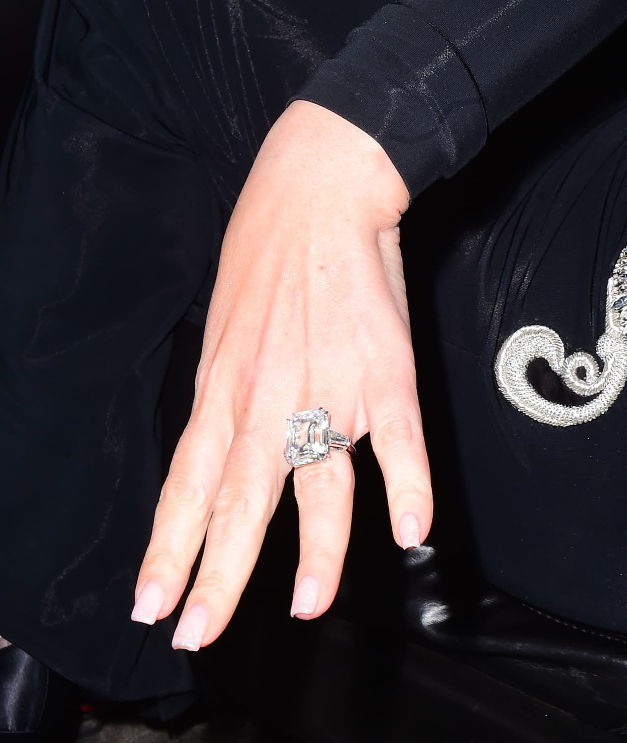 Wow! Esta hermosura de pieza pesa la módica cantidad de 35 quilates.