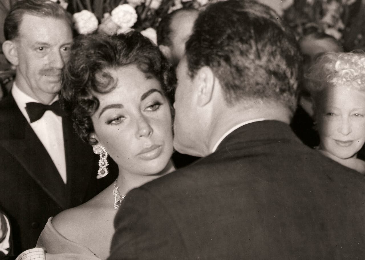 Taylor fue cortejada por muchísimos hombres que la llenaban de lujos y regalos carísimos, Uno de sus anillo de compromiso tenía un peso de 33 quilates. ¡Muy cerca del de Carey!