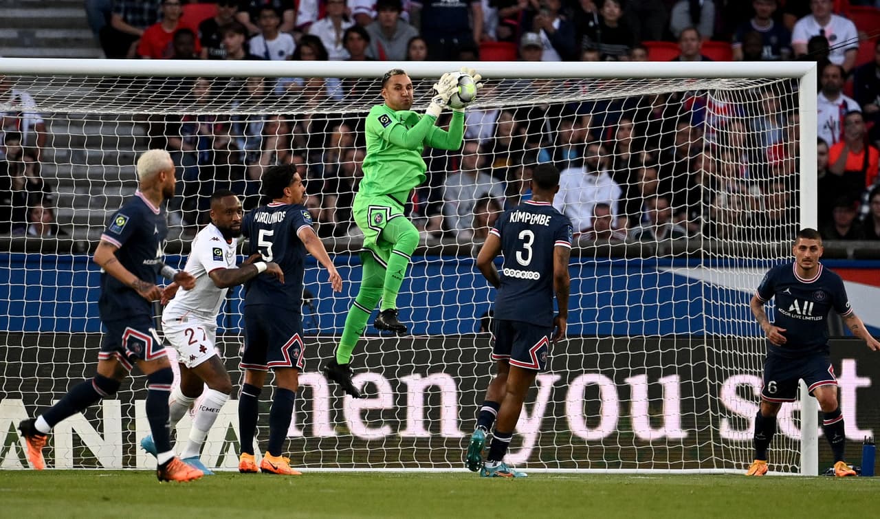 PSG golea 5-0 al Metz con hat-trick de Mbappé y goles de Neymar y Di María -en su despedida- en la Jornada 38 de la Ligue 1.