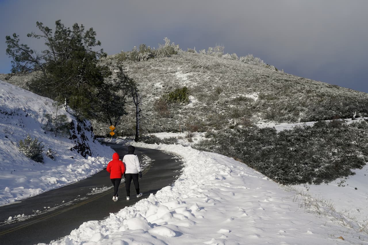 Muchos decidieron dejar sus vehículos y caminar por Summit Road para llegar a las zonas más elevadas del Mount Diablo.