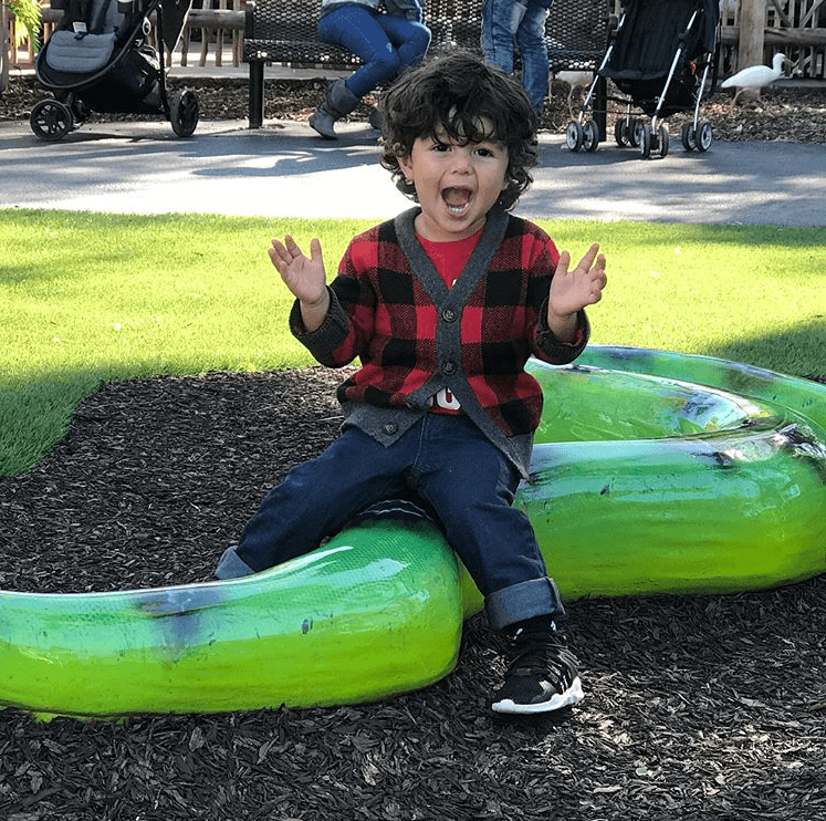 Orlando Segura salió a dar un paseo en compañía de su hijo Joshua.