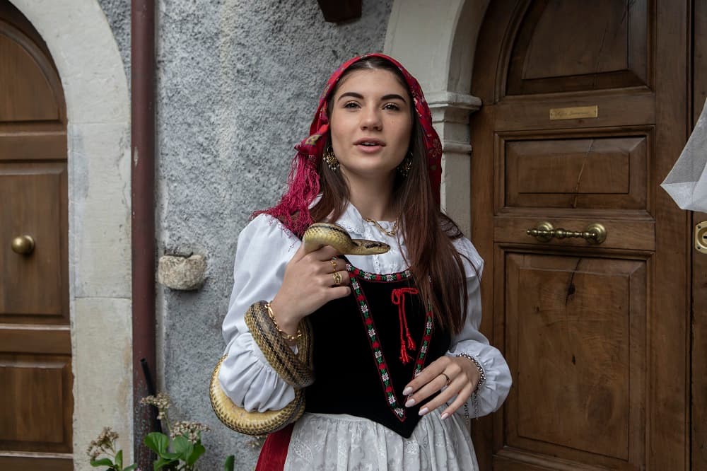 En todo caso, una vez que se acaba la procesión, las serpientes vuelven a ser liberadas en los bosques.