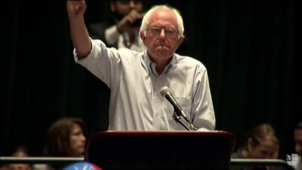 Los seguidores de Sanders le abuchean en el día más incómodo de su revolución