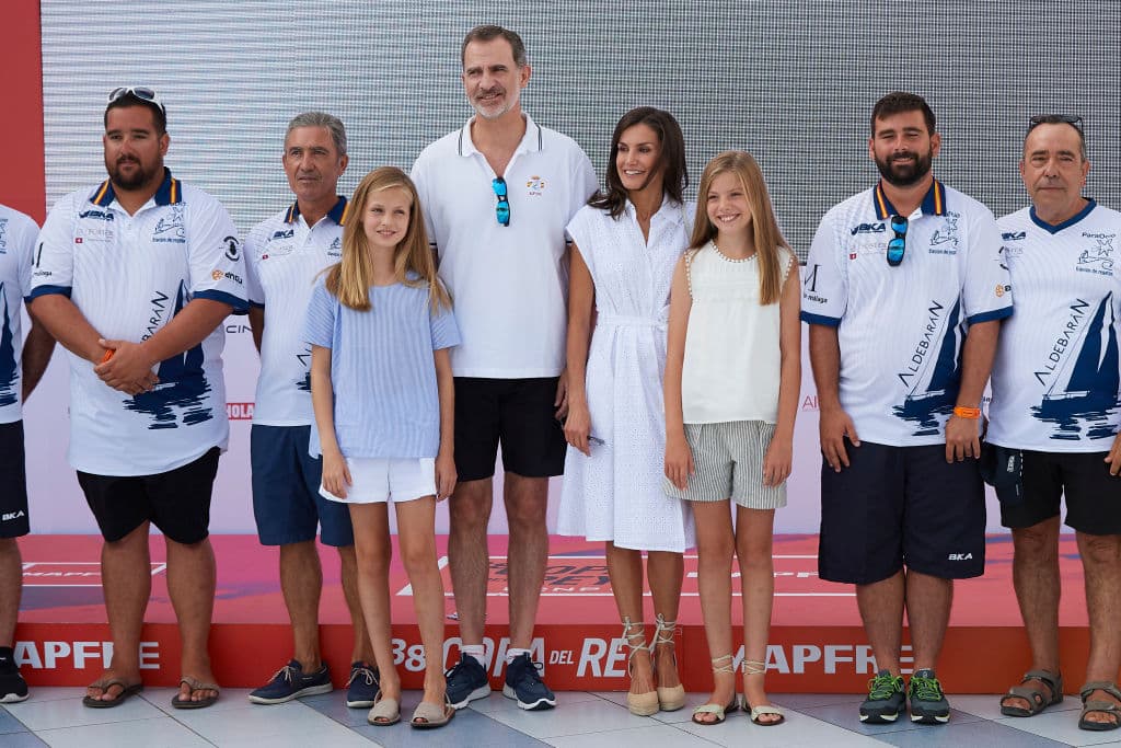 Por su parte, Sofía, su hermana menor, eligió unas bermudas a rayas con un top suelto blanco con detalles bordados, describió la revista 
<a href="https://mx.hola.com/moda/actualidad/20190801146828/princesa-leonor-infanta-sofia-looks-mallorca/" target="_blank">¡Hola! </a>
