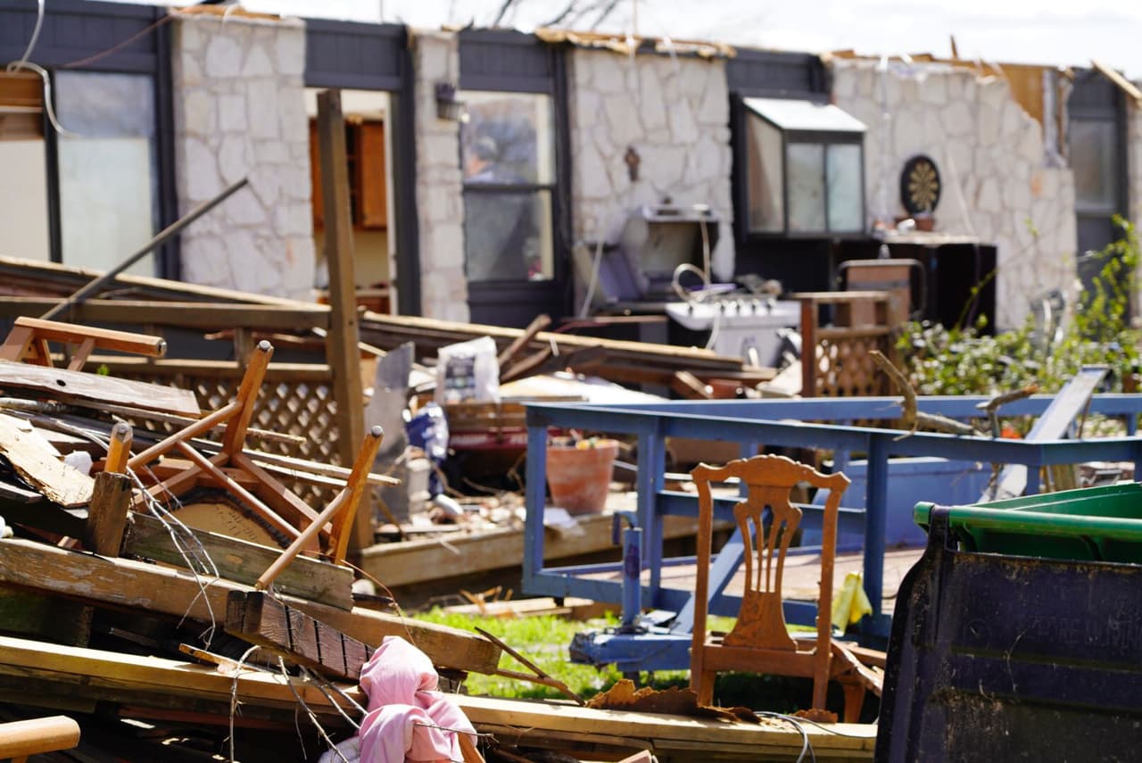 Estafas con contratistas fraudulentos podrían aumentar tras el paso del tornado, según expertos