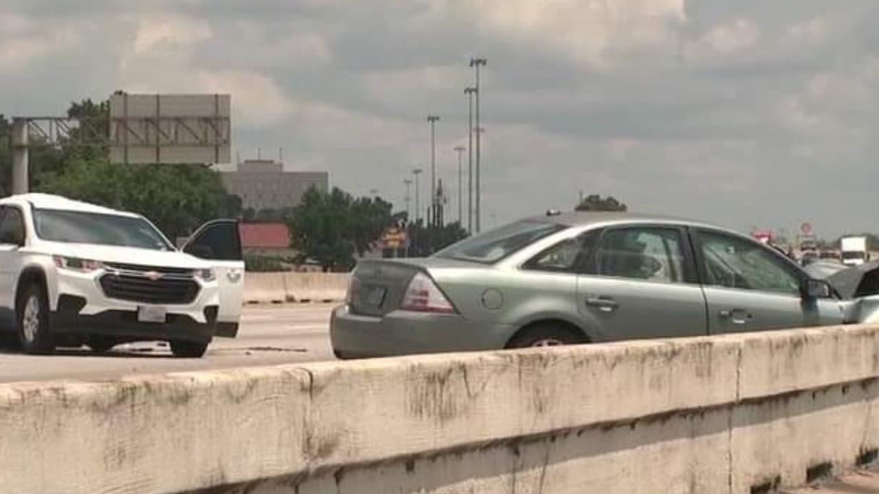 El conductor del Ford Taurus, un hombre de 79 años, también fue trasladado a un hospital con una pierna rota, moretones y golpes. Ninguno de los dos conductores estaba bajo los efectos del alcohol, indicaron las autoridades.