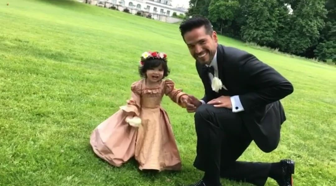 Luis Carlos Martínez, esposo de Ana, es afortunado de tener a dos reinas en casa.
<br>