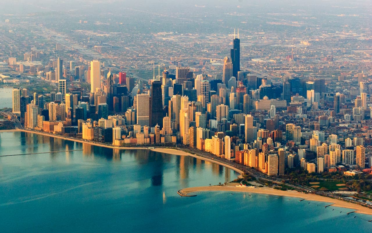 <b>Chicago (Illinois)</b>
<br>
<br>
<b>Aumento de la tasa de homicidios entre 2020 y 2021: 2%. </b>
<br>
<br>El análisis del CCJ fue publicado a finales de enero de 2022, y muestra que también hubo un aumento en otros delitos violentos (no asesinatos). Sin embargo, las infracciones relacionadas con drogas y la mayoría delitos contra la propiedad cayeron.
<br>