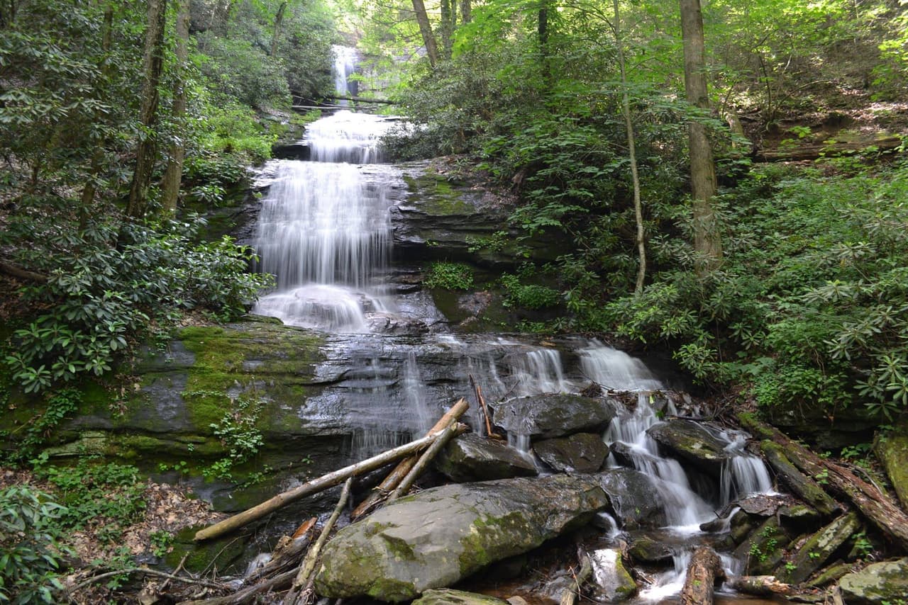 La cascada se encuentra en el área recreativa de DeSoto Falls, cerca de Cleveland, a unas 82.6 millas en auto al noreste de Atlanta.
<br>
<br>
<b><a href="https://goo.gl/maps/cuBHxdVzWFrG5EC56">Cómo llegar</a></b>
