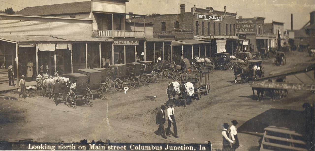 La calle principal de Columbus Junction, Iowa en una foto de archivo del siglo XIX.