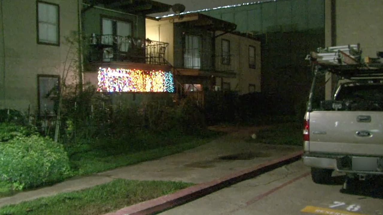 Tres hombres se acercaron y lo amenazaron con pistolas para luego apuñalarlos dos veces.