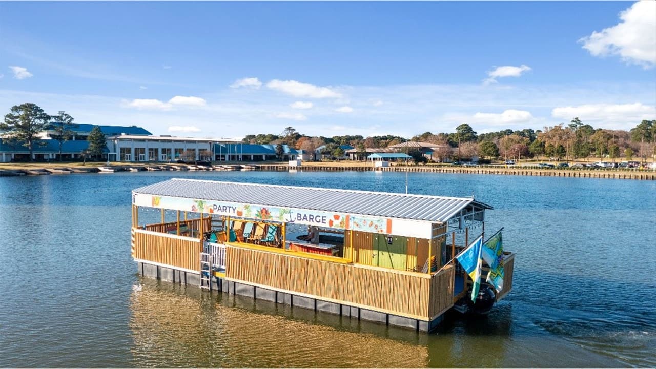 Entre las actividades que ofrece está un paseo de dos horas por el lago Conroe en la barcaza Tiki Hut. Sale todos los días a las 6 pm y tiene capacidad para 35 personas. Este recorrido se paga por aparte.