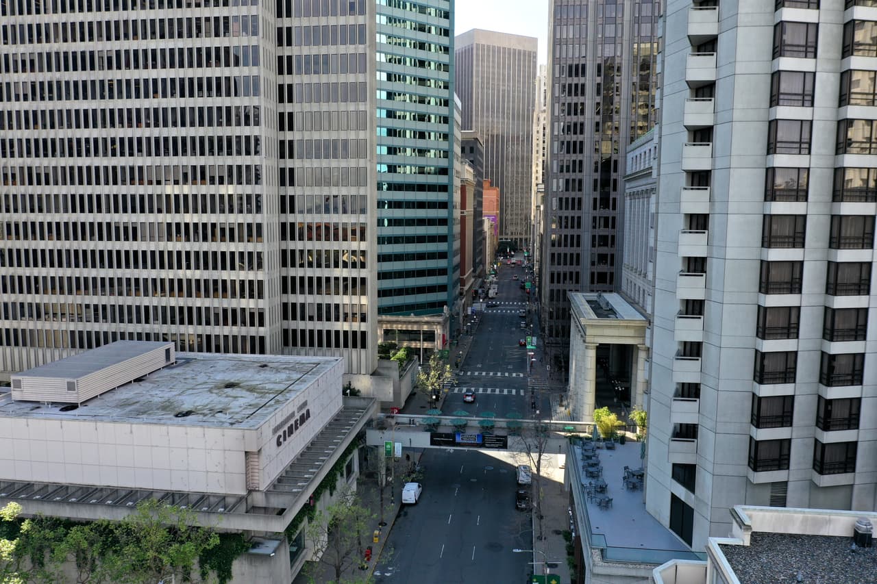 <b>Battery Street, en el distrito financiero.</b> El toque de queda regional operará de manera paralela al
<a href="https://www.univision.com/local/san-francisco-kdtv/gobernador-de-california-anuncia-toque-de-queda-para-los-40-millones-de-residentes-del-estado" target="_blank">mandato estatal que el gobernador Gavin Newsom anunció el pasado 19 de marzo</a> y que obliga a los 40 millones de residentes de California a permanecer en sus casas. Su importancia es clara, pues los condados tienen la facultad de imponer reglas más estrictas y modificar las clasificaciones de negocios esenciales.