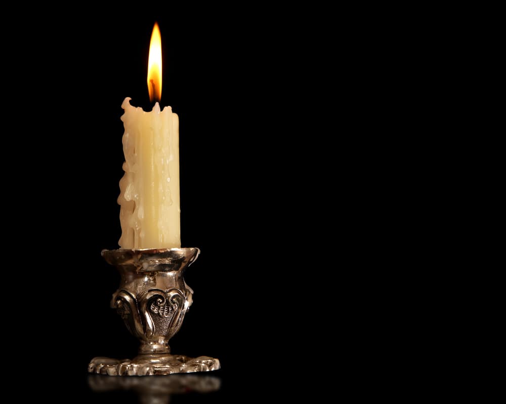 <b>CANDELABROS (del 21 de mayo al 20 de junio)</b>
<br>Simbolizan la luz y la verdad, aquellos que saben guiar a los demás cuando más lo necesitan. El gran calor humano es lo que los distingue. Esa calidez hace que siempre estén rodeados de gente por la cual velarán y buscarán lo mejor. Por eso son muy amigueros, cultivan esas amistades por muchos años.