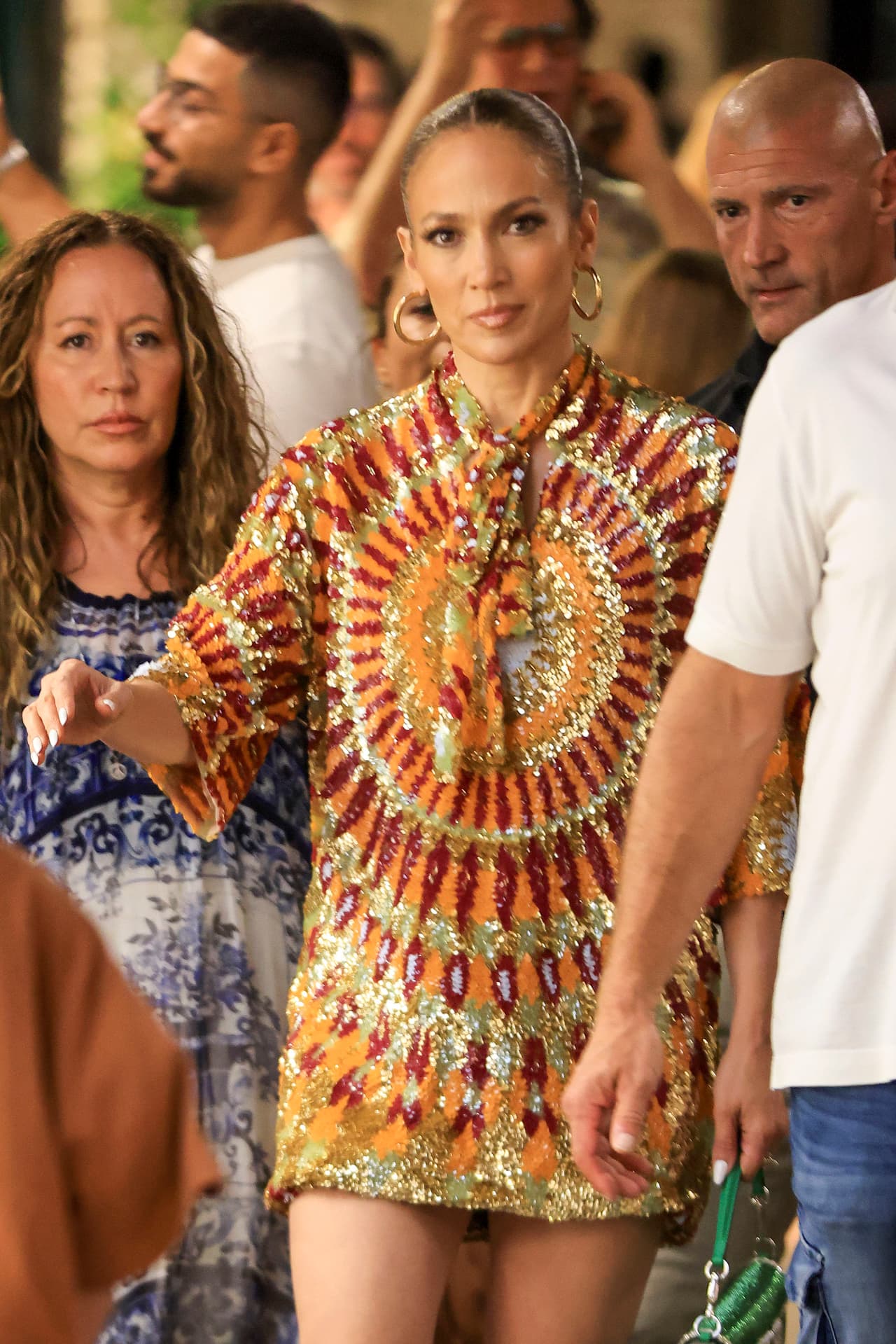 Si bien el estilo veraniego de López es lujoso, durante los últimos días ha demostrado que sus chanclas preferidas en este viaje son unas que cuestan menos de 100 dólares. 
<br>