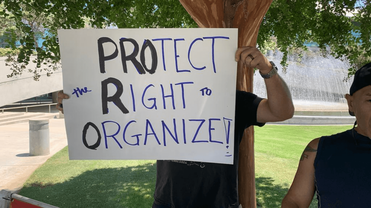 También acusaron que la recién aprobada 
<a href="https://www.univision.com/local/los-angeles-kmex/al-punto-california/california-aprueba-la-propuesta-22-que-significa-esto-para-conductores-de-plataformas-como-uber-y-lyft-video">Propuesta 22</a> es una mentira, pues no se ha logrado la flexibilidad, control y transparencia que ofrecía.
<br>