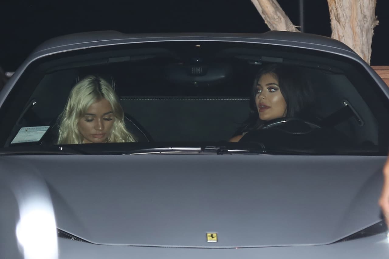 Las amigas se marcharon a toda velocidad.