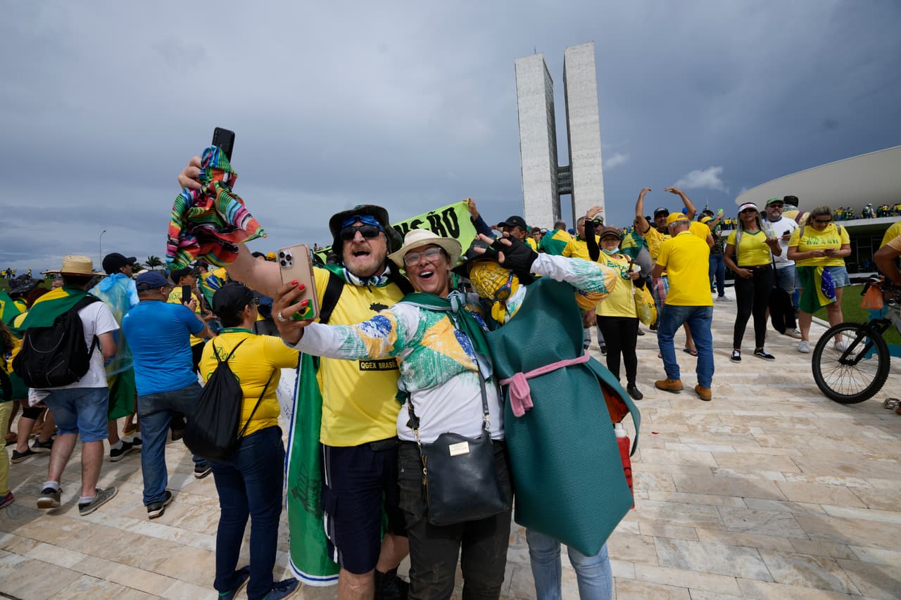 Los bolsonaristas radicales no reconocen la victoria en las urnas de Lula, quien en la segunda vuelta del 30 de octubre ganó con el 50.9% de los votos válidos frente al 49.1% de Bolsonaro. En esta imagen, algunos de ellos se toman una selfie durante los actos antidemocráticos.
