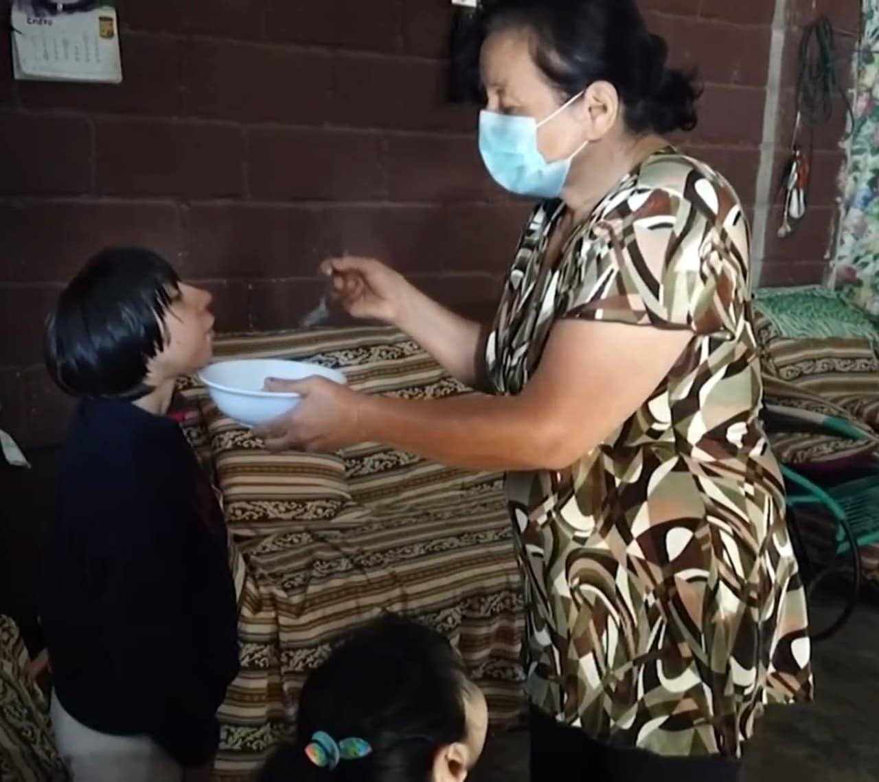 “No puedo planear, no puedo ir a ningún lado porque no dependo de mí misma y siempre tengo que buscar quien cuide a mis hijas”, explicó Fonseca, quien a sus 66 años padece una insuficiencia cardiaca.
<br>