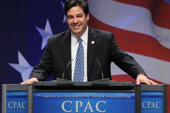 Trump se reúne con Raúl Labrador, el congresista hispano que participó en las negociaciones sobre la reforma migratoria