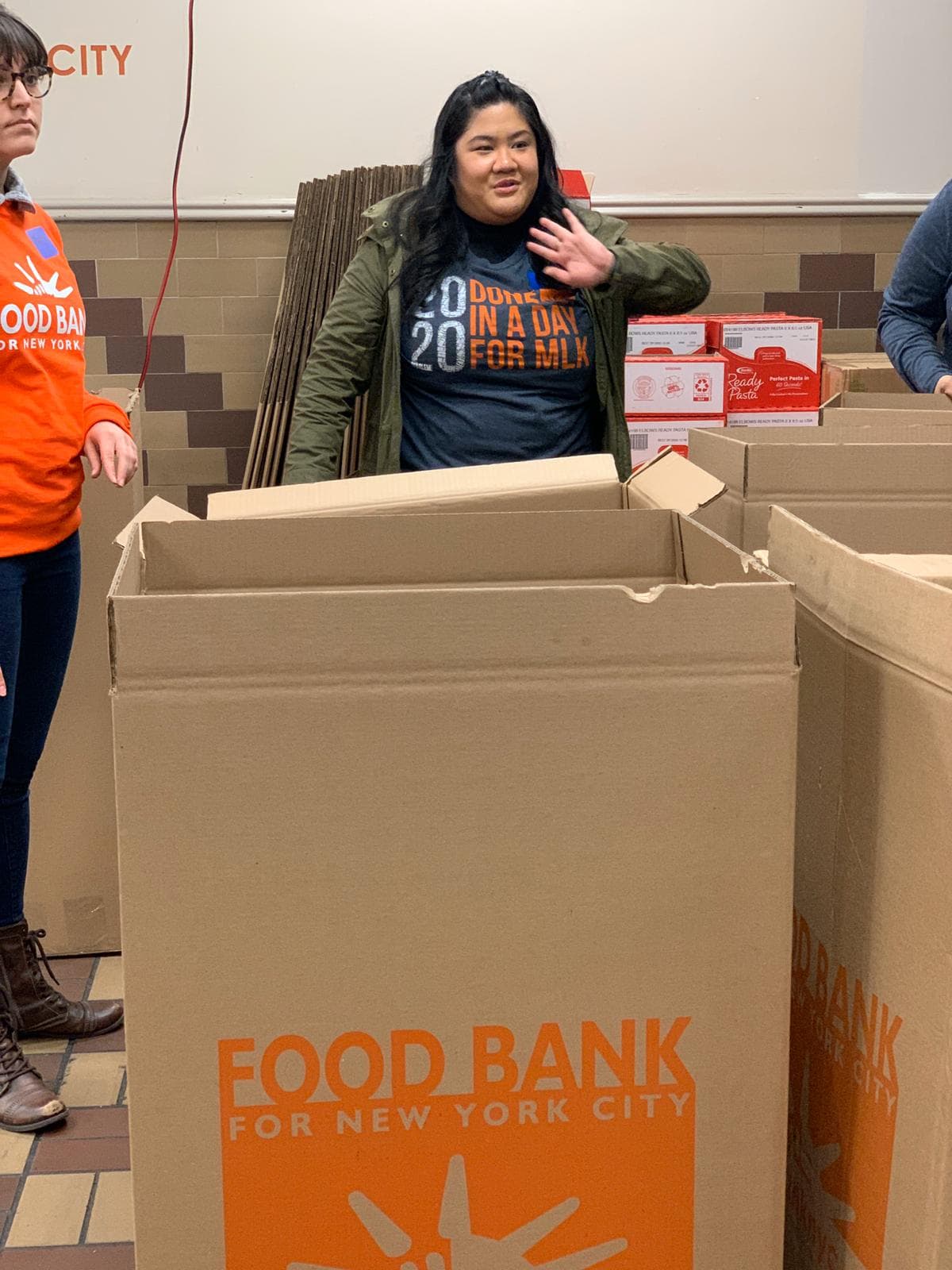 Reparten comida en El Bronx.