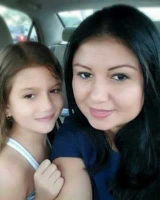 <h3 class="cms-H3-H3">Liliana y Daniela Moreno </h3>
<br>
<br>Luego de ver a esta madre e hija cerca de un Home Depot de Hialeah, Florida, el 30 de mayo de 2016,
<b>ni sus amigos o familiares supieron más de ellas. </b>
<br>
<br>La mujer, de 42 años, y la pequeña, de 8,
<b>están siendo buscadas por la Fuerza de Tareas contra Crímenes Violentos y Fugitivos del Sur de la Florida (SFVCTF) de la Oficina de Campo de Miami del FBI. </b>
<br>
<br>La agencia ha ofrecido
<b>una recompensa de hasta 25,000 dólares</b> por información que conduzca a su paradero.
<br>