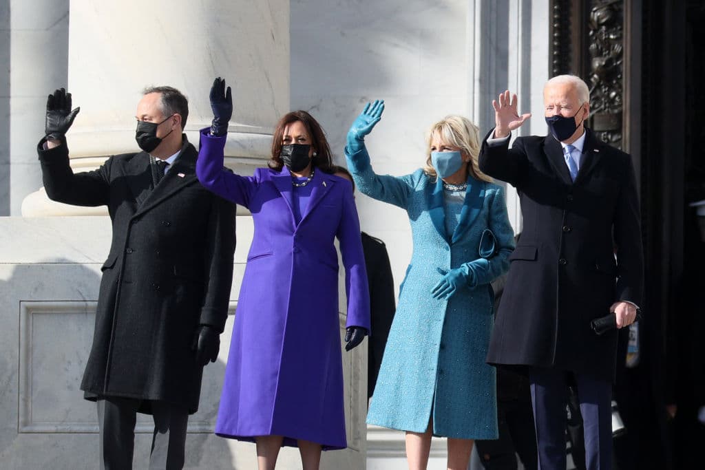 Desde la izquierda: Doug Emhoff, la vicepresidenta electa Kamala Harris, Jill Biden y el presidente electo Joe Biden saludan al llegar al Capitolio el 20 de enero del 2021.