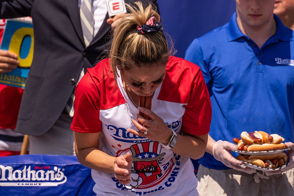 En la división femenina, la campeona defensora Miki Sudo, de Tampa, Florida, obtuvo su undécimo título al consumir 33 hot dogs, superando a una docena de competidoras.