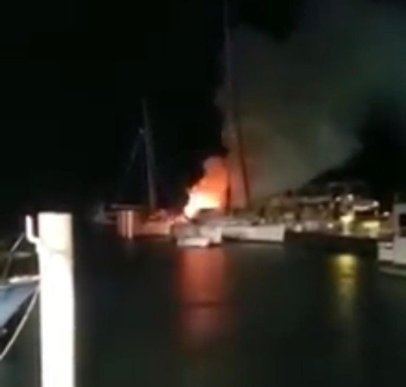 Fallecen dos personas tras explotar catamarán en Cabo Rojo