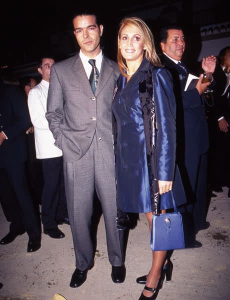 Pero el primer románce público que se le conoció al cantante norteño fue con la torera española Cristina Sánchez. La relación duró dos años y comenzó en 1998 cuando se 'flecharon' en un programa de televisión en Ecuador.