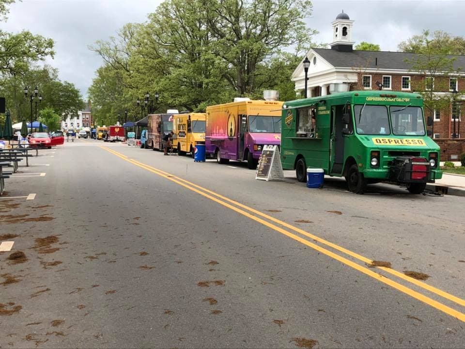 <b><a href="https://www.townofcary.org/recreation-enjoyment/events/special-events/chatham-street-chowdown">Cary Downtown Chowdown (10 de abril)</a></b>: Disfruta de una tarde llena de comida en el centro de Cary. Prueba algunas de las mejores comidas de la zona (barbacoa, hamburguesas, buñuelos y más), disfruta de bebidas frescas de los vendedores de vino y cerveza artisanal, y relájate con la música de grandes artistas locales. Más de 30 proveedores en total estarán disponibles.
