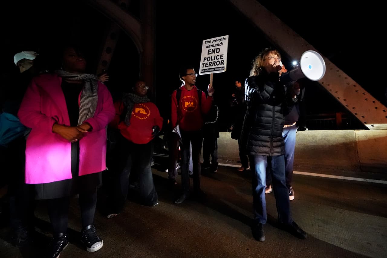 La madre de Nichols, RowVaughn Wells, desde una iglesia de Memphis, pidió incluso que las familias no permitieran a sus hijos pequeños que vieran el video, 
<b>que describió como "horrendo".</b>