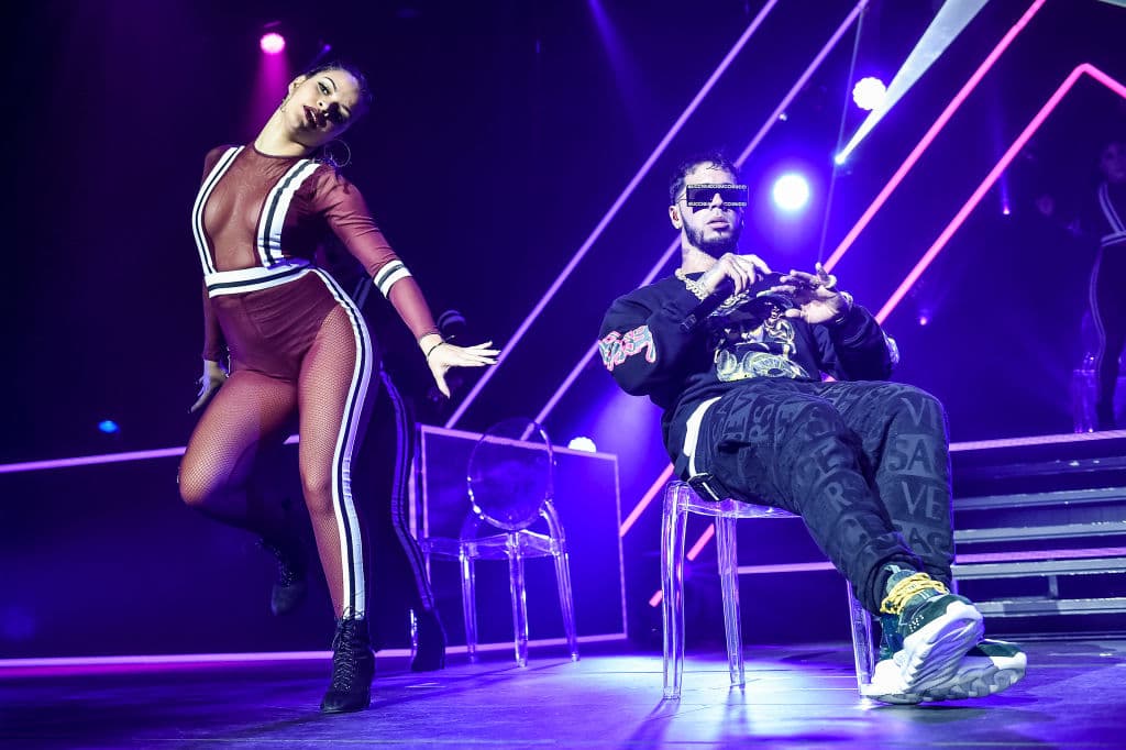 Pues en un video que se filtró en distinos medios internacionales, se le ve a Anuel en compañía de varias mujeres. Sin embargo, la pieza audiovisual dura pocos segundos y aunque no se ve nada comprometedor, uno podría dudar de lo que terminó sucediendo aquella noche.