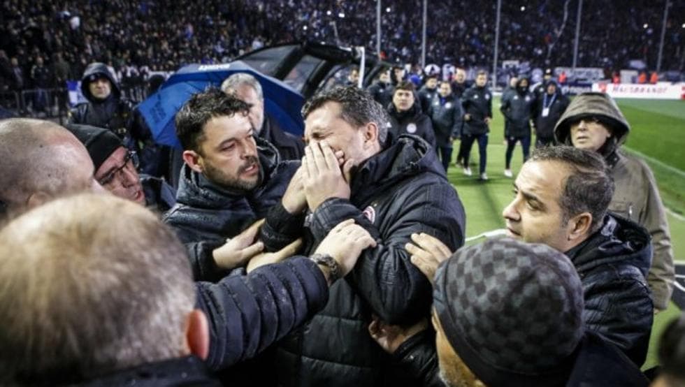 Herido el técnico del Olympiacos antes del inicio del partido frente al PAOK y suspenden el juego