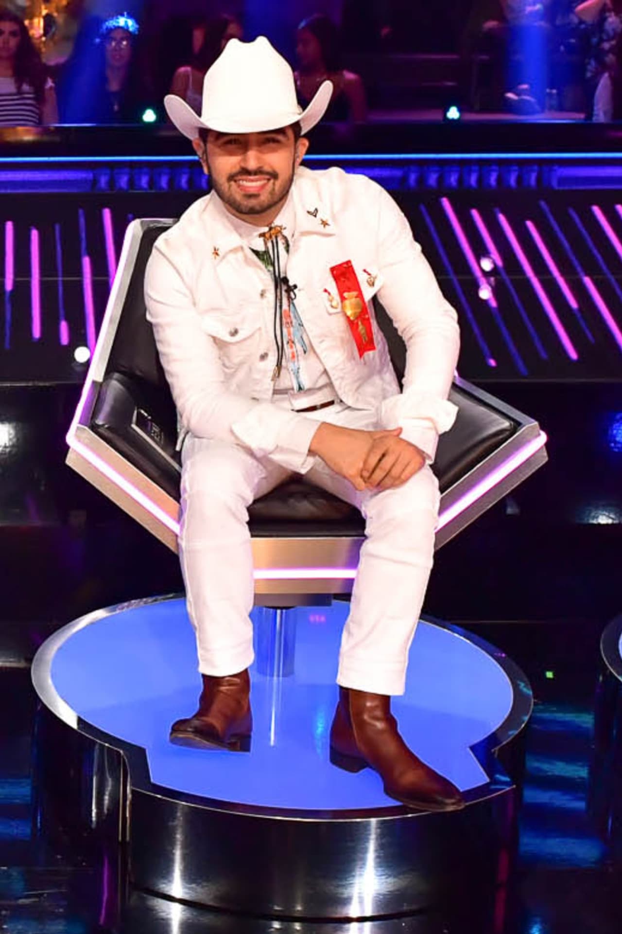 El complemento perfecto para su atuendo fueron las botas Tom Ford en tono marrón.