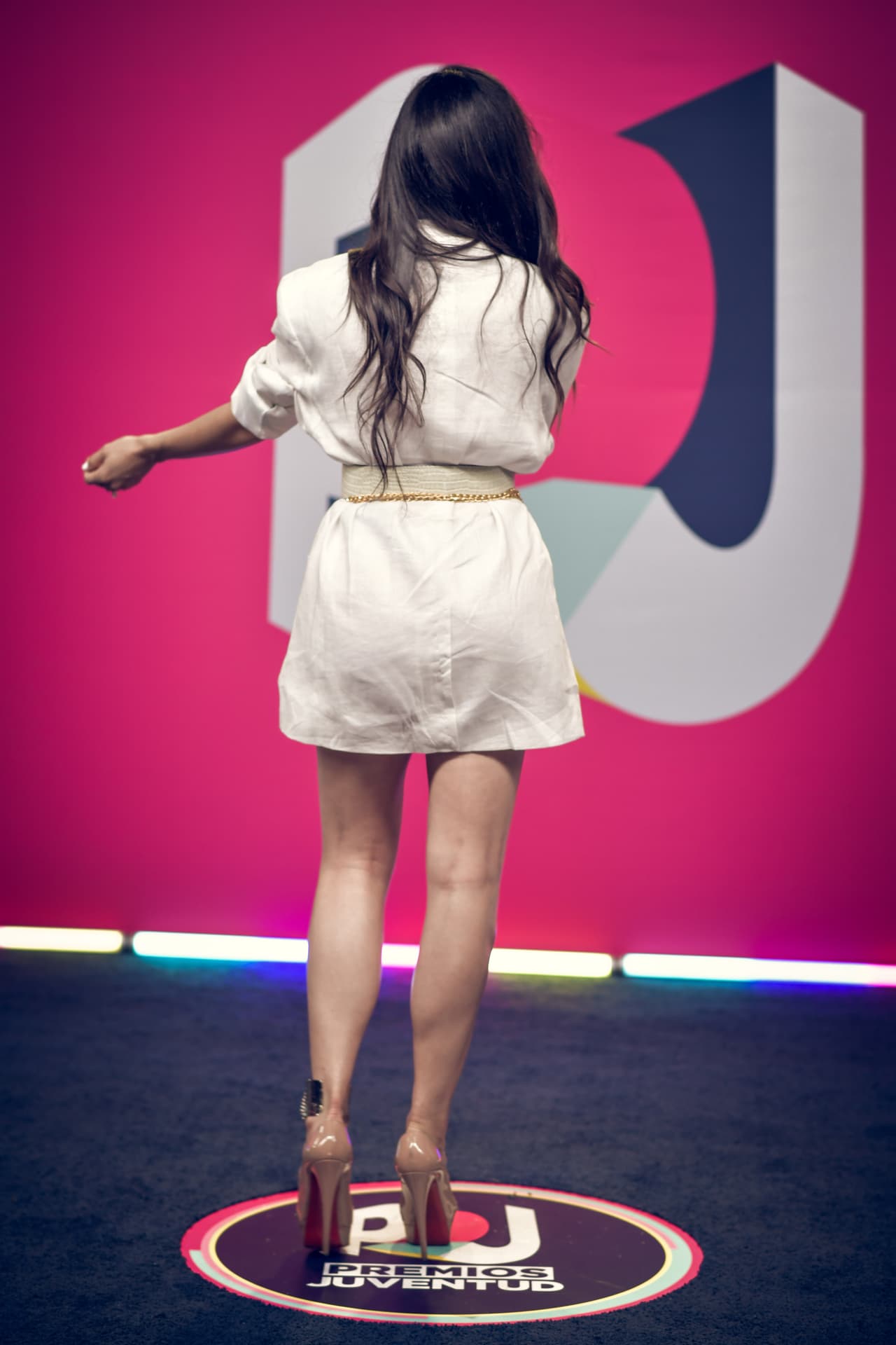 Completó con un brazalete en el tobillo como detalle final a sus zapatos Louboutin.