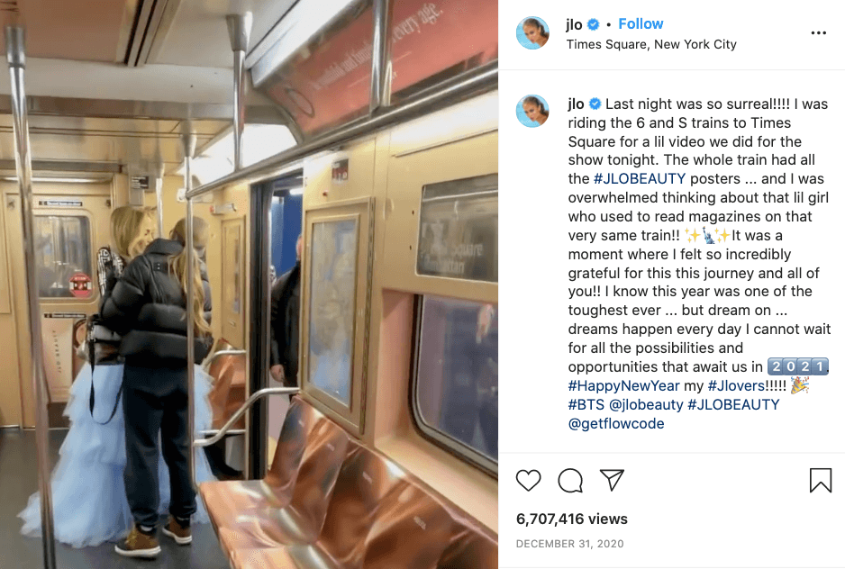 JLo compartió un video antes de las grabaciones y lo acompañó con el siguiente texto. “Estaba en los trenes 6 y S para Times Square… y me sentí abrumada pensando en esa pequeña niña que solía leer revistas en ese mismo tren”.