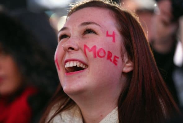 Mientras tanto, en París, los brindis con champán acompañados de las exclamaciones de "¡cuatro años más!" cobraron fuerza a las 05:20 del miércoles entre las personas que se congregaron en un centro nocturno elegante cerca de los Campos Elíseos para ver los resultados. Gabriela Reno, de 20 años, aplaudió con un grupo de otros estudiantes estadounidenses de intercambio que se pasaron toda la noche en espera de los resultados en un acto preparado por la asociación Democrats and Republicans Abroad.