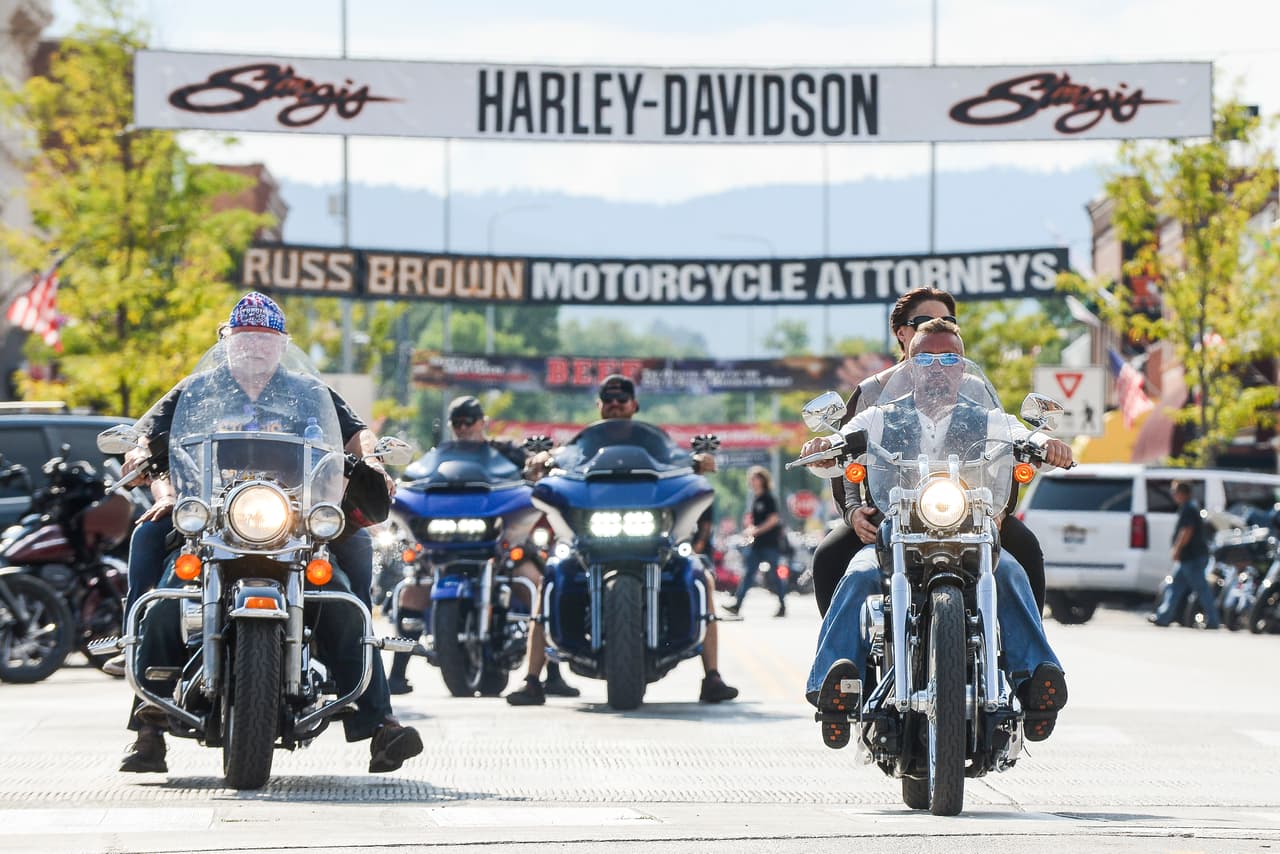 Mientras se reportaba que Estados Unidos registraba cinco millones de casos de coronavirus, miles de motociclistas se congregaron este sábado en Dakota del Sur, como si no hubiera una pandemia. El punto de encuentro fue Sturgis, una pequeña ciudad ubicada en el oeste del estado.