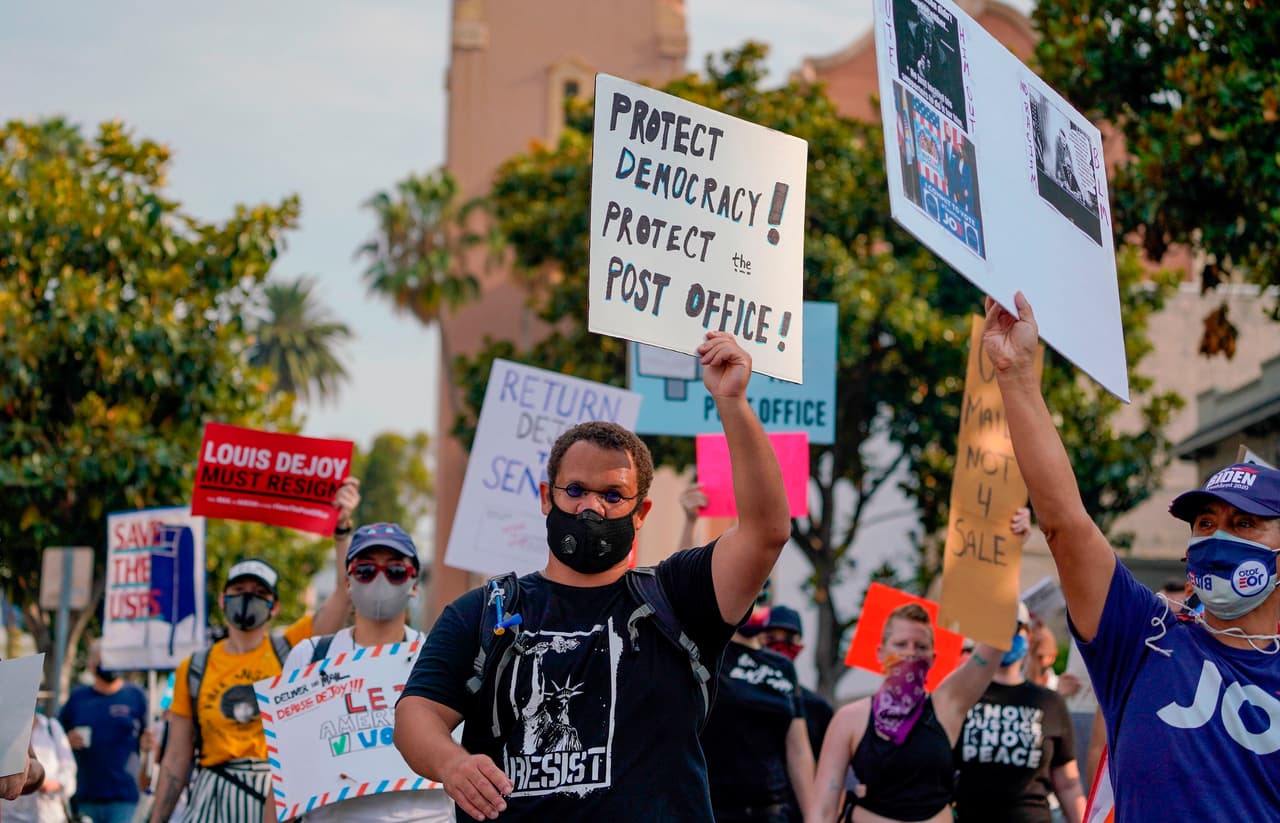 Hollywood fue una de cientos de ciudades de todo el país donde los manifestantes salieron a las calles el sábado, reuniéndose para salvar al Servicio Postal de Estados Unidos.
<br>