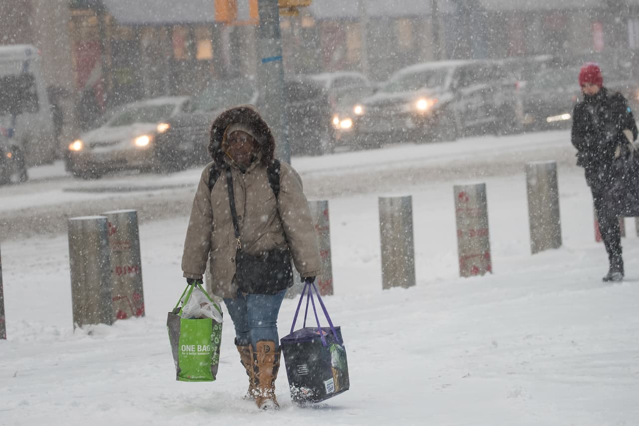 Mujer camina con provisiones hacia la estación del Subway Atlantic Avenue-Barclays Center en Brooklyn.