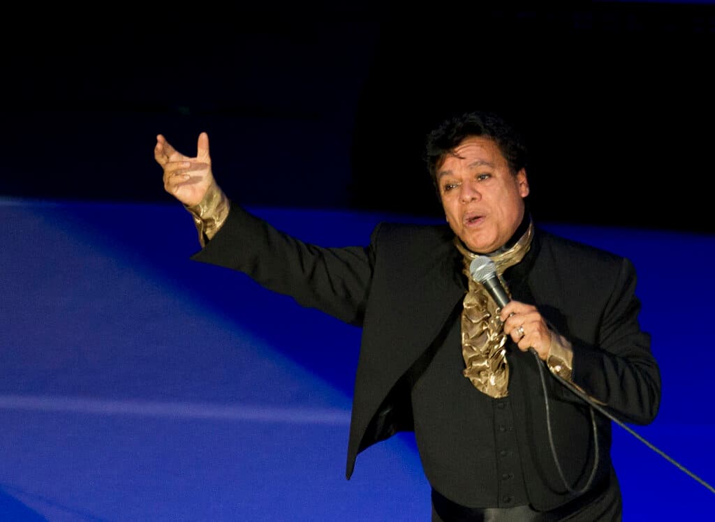 <h2 class="cms-H2-H2">Juan Gabriel</h2>
<br>
<br>La Biblioteca del Congreso eligió "Amor Eterno", que, de toda su aclamada obra musical, es una de las más famosas y, quizás, la más desgarradora.
<br>
<br>