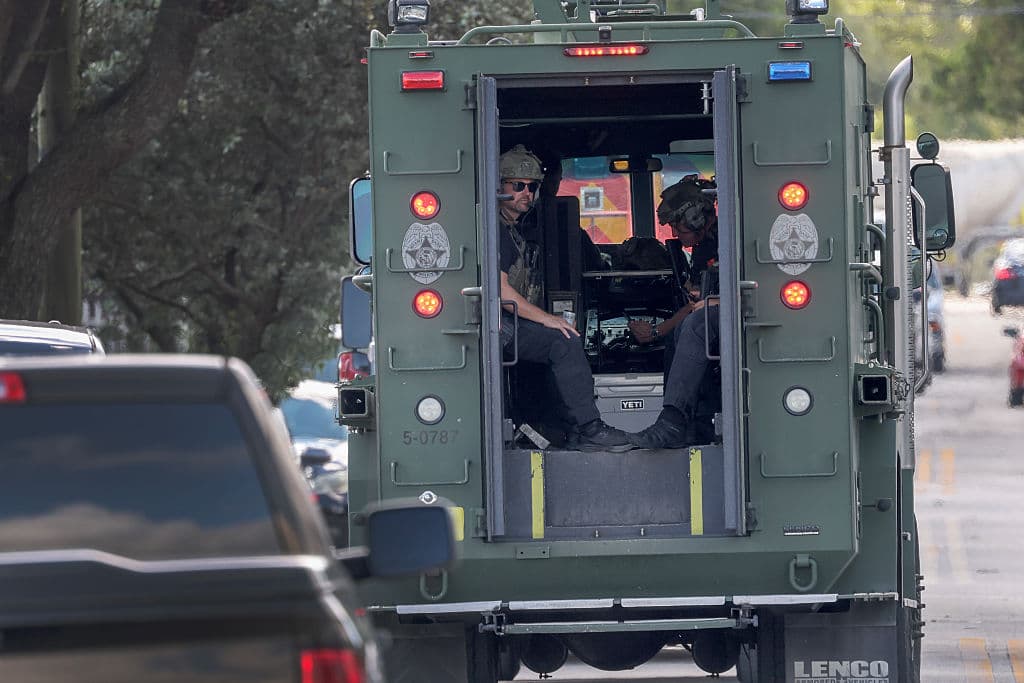 SWAT son las siglas en inglés de Armas y Tácticas Especiales. Son policías entrenados para situaciones policiales que requieran mayor precisión.