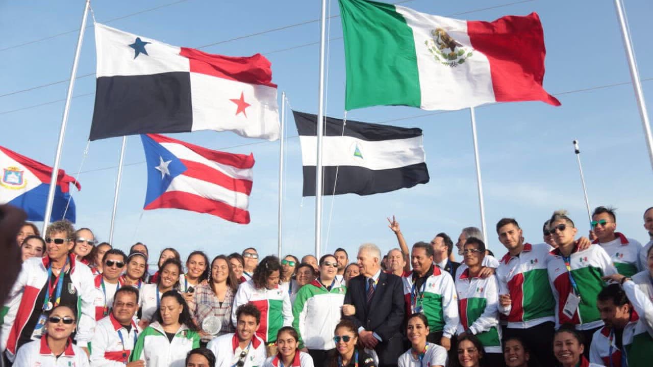 La bandera mexicana aparece junto a la de Panamá en la Villa de Atletas.