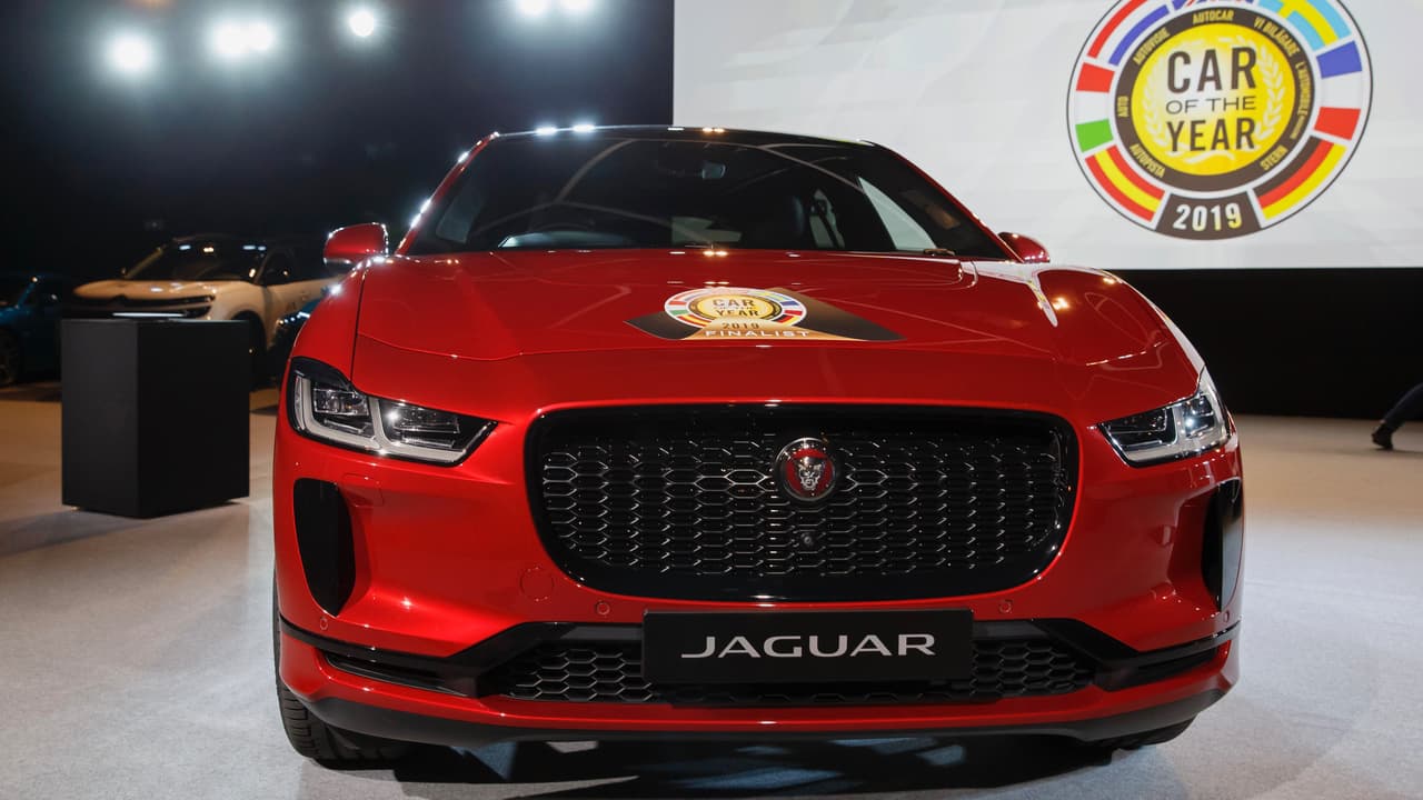 <h3 class="cms-H3-H3">Carro del Europeo del Año: Jaguar I-Pace</h3>
<br>A pesar de la ausencia de su fabricante, la camioneta eléctrica Jaguar I-Pace fue seleccionada como el "Carro Europeo del Año 2019" durante la apertura del Auto Show de Ginebra 2019. 
<b><a href="https://www.univision.com/noticias/pruebas-de-manejo/el-destino-nos-alcanzo-probamos-la-i-pace-la-primera-camioneta-electrica-de-jaguar">Probamos el I-Pace extensamente</a></b> en Portugal y lo conseguimos poderoso, lujoso y muy apto para el manejo diario.