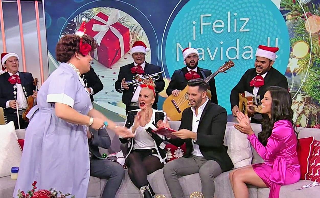 Yisus quedó sorprendido al ver lo que le llegó esta Navidad: un libro de cocina de la Chef Lorena García.