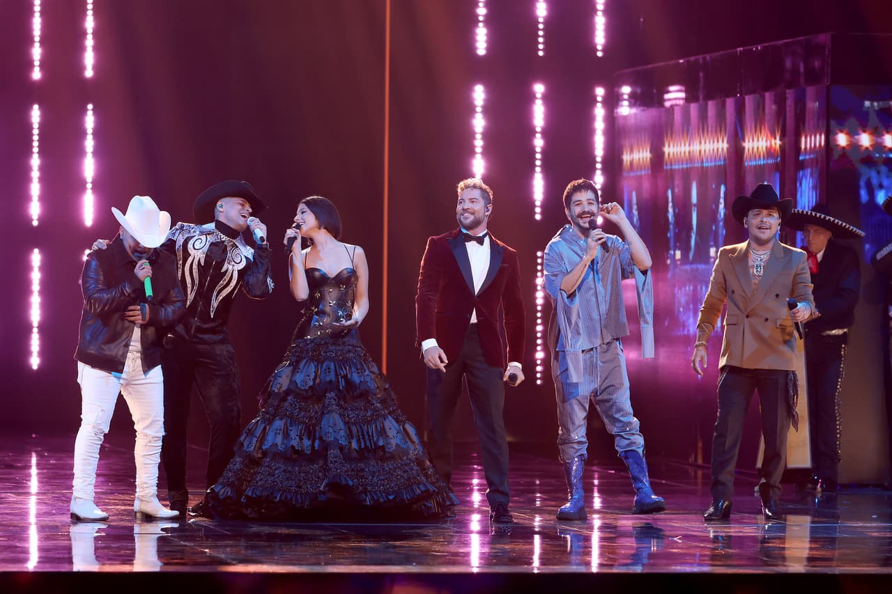 Ángela Aguilar, Ab Luna, Eduin Caz, David Bisbal, Camilo y Christian Nodal fueron los encargados de abrir la edición número 34 de Premio Lo Nuestro con un homenaje a Charro de Huentitán. Al final, todos entonaron ‘
<b>De qué manera te olvido</b>’.
<br>
<br>Uno de los momentos más emotivos y que hizo llorar a varios de los presentes.